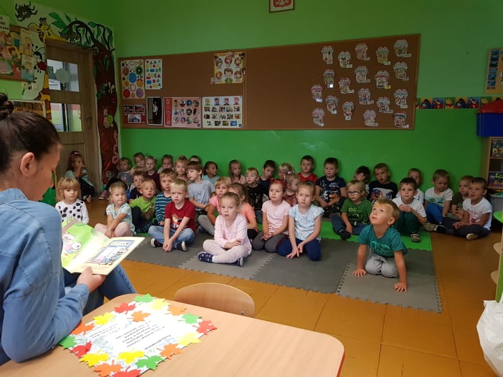 Ogólnopolski dzień głośnego czytania- dzieci słuchają bajki