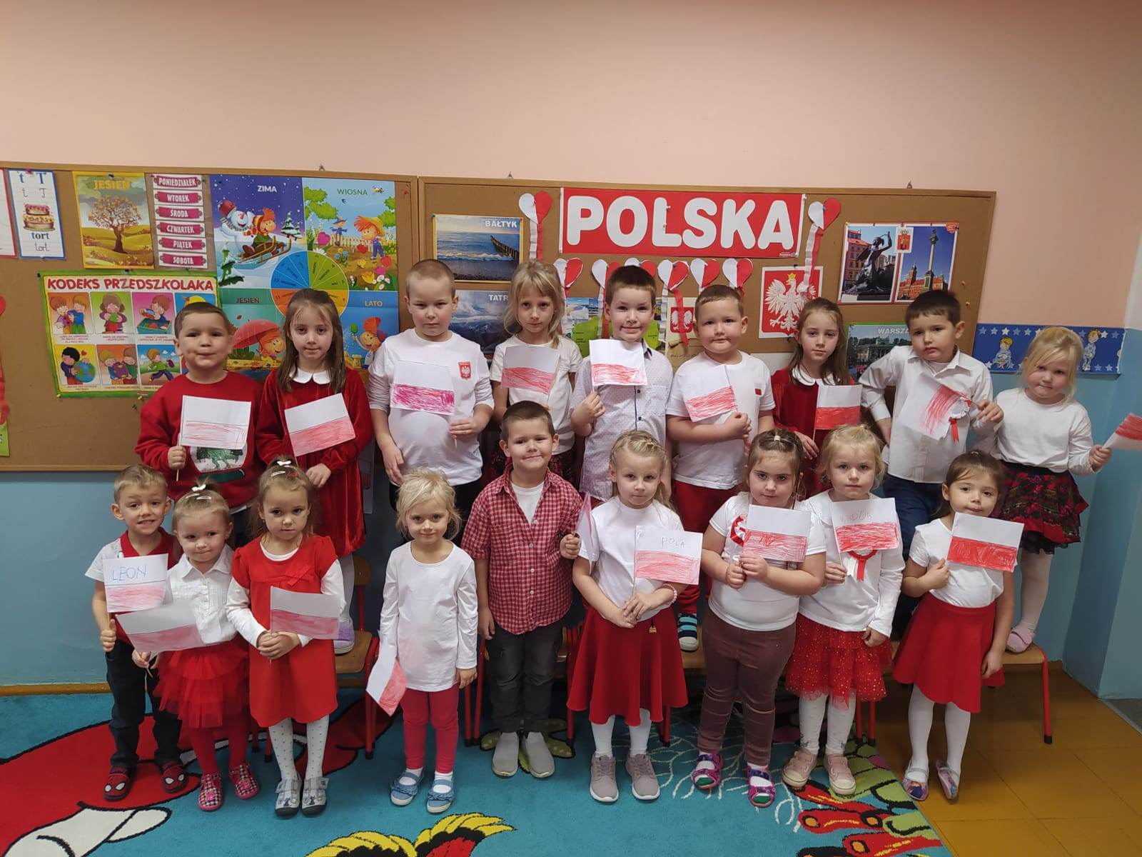 Dzieci z grupy Kotki trzymają biało- czerwone flagi