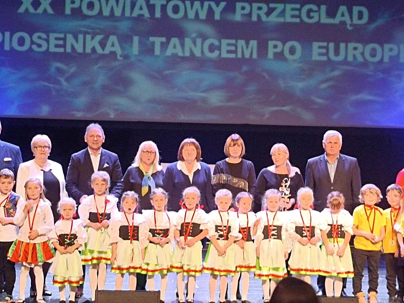 Grupa taneczna odbiera upominki na scenie