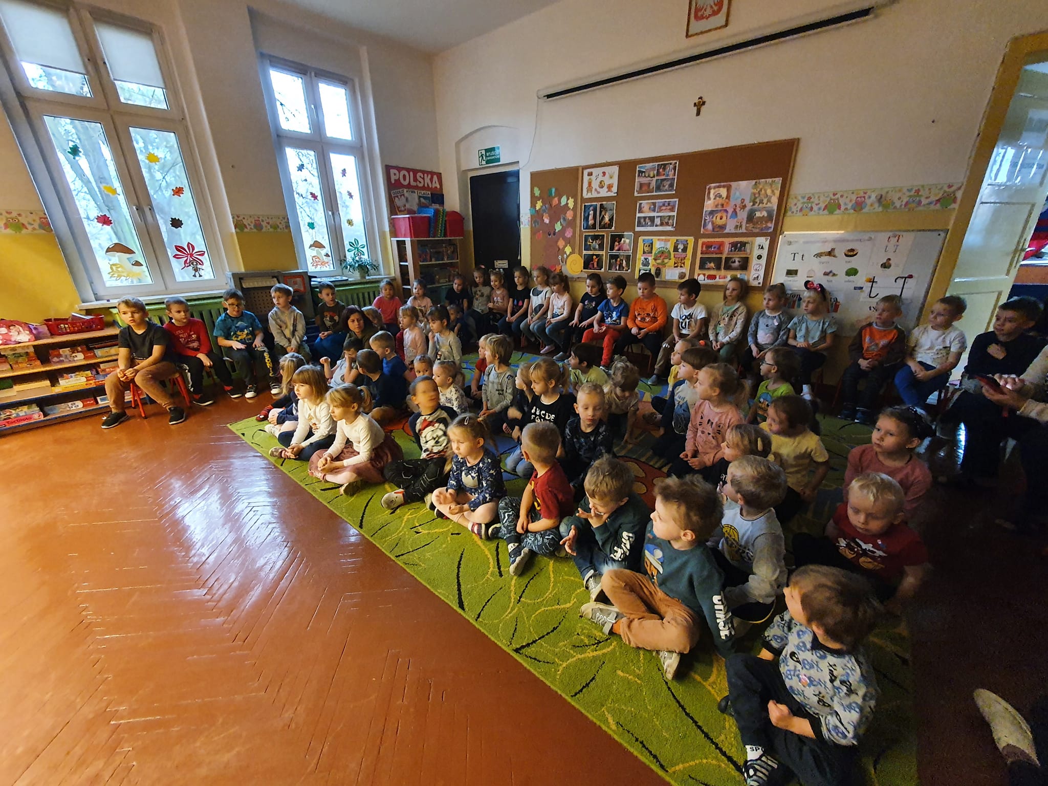 Dzieci oglądają przedstawienie