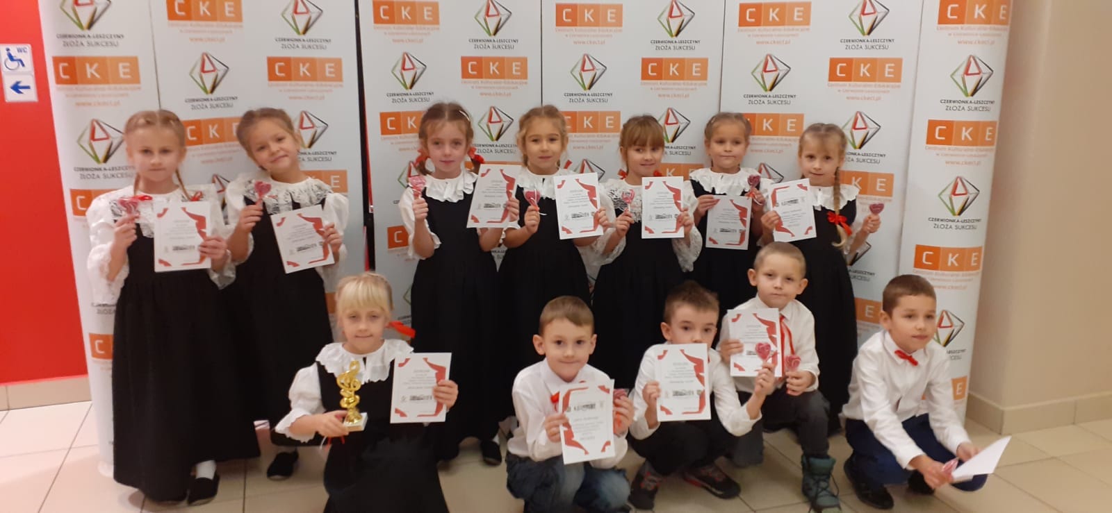 Dzieci prezentują dyplomy
