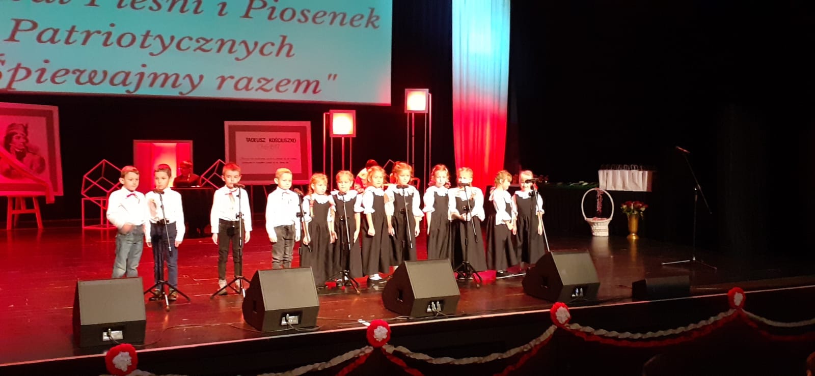 Występ dzieci na scenie w CKE
