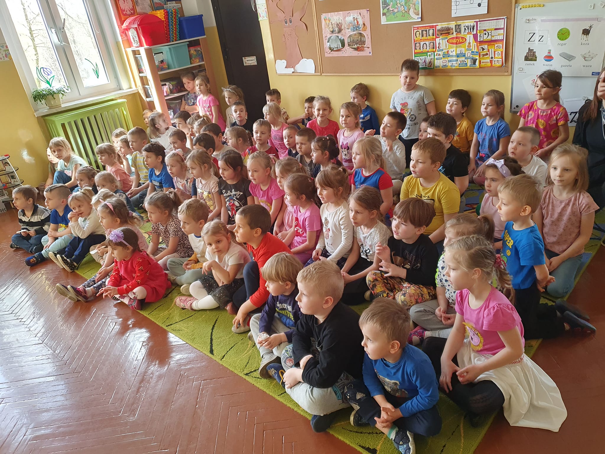 Dzieci oglądają przedstawienie