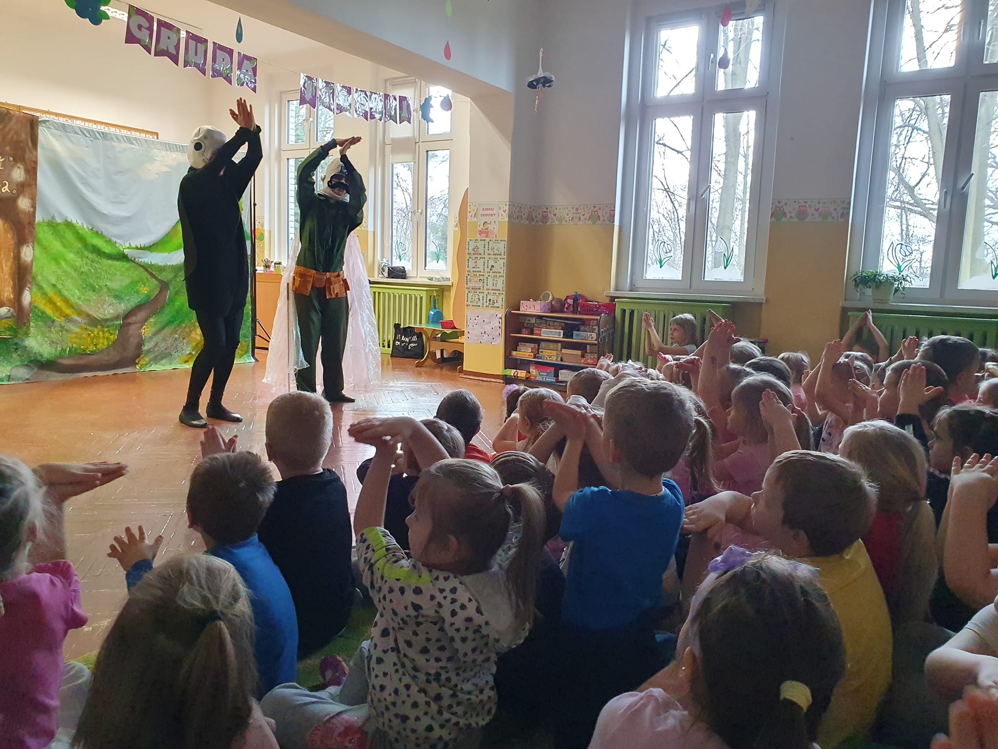 Aktorzy występują w przedstawieniu "Niezwykła podróż mucholotem"