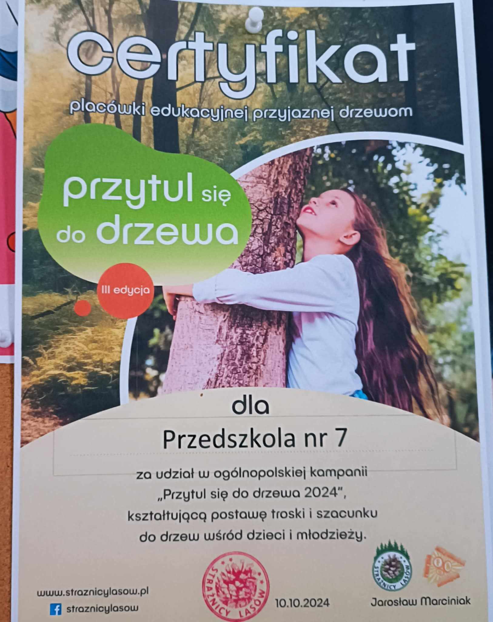 Udział grupy Smerfy w akcji pt. Przytul się do drzewa